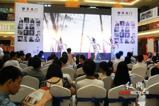 梦天木门25周年庆典巡游长沙站开场表演。
