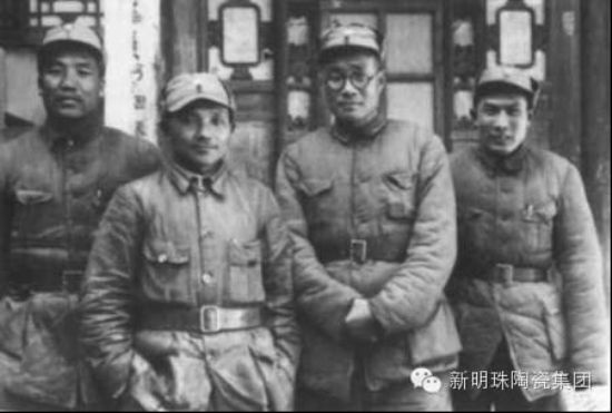 邓小平任八路军129师政治委员。这是129师领导人在山西辽县（今左权县）桐峪镇合影。左起：李达、邓小平、刘伯承、蔡树藩。