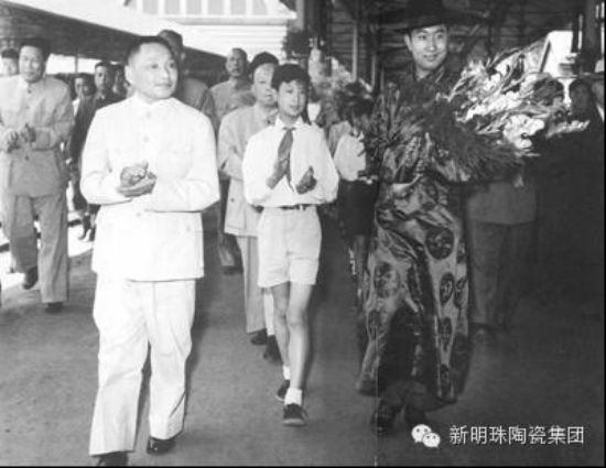 1958年，邓小平在北京火车站欢迎十世班禅大师。