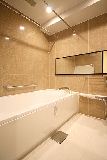 卫浴间的墙壁嵌上了网格式的瓷砖