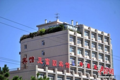 北京一大厦楼顶建“空中花园” 或被执行强拆