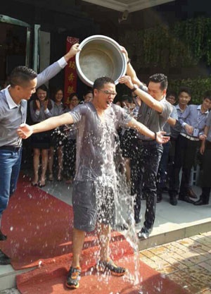中陶科技市场总监罗杰中国陶瓷总部基地玛缇展厅接受冰桶挑战