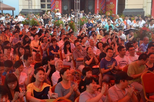 新中源陶瓷30周年庆北京总裁签售会吸引1200多户业主到场