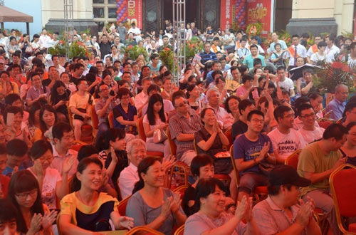 新中源陶瓷30年庆北京总裁签售会吸引1200多户业主到场