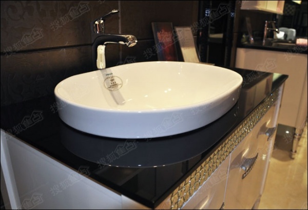 法恩莎实木浴室柜FPGM4697台面和陶瓷盆