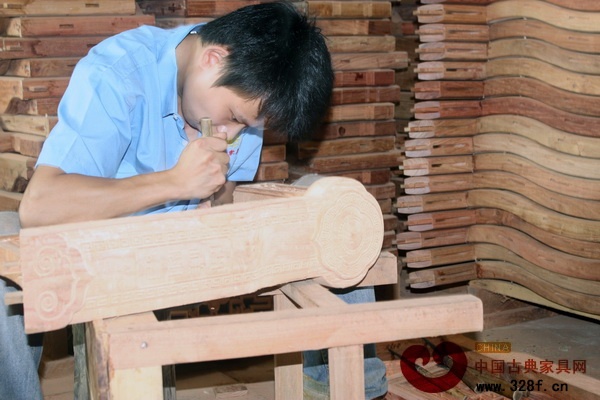 老挝东成红木厂里的员工在车间工作