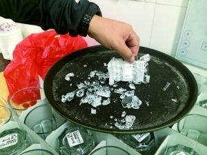 宜家玻璃杯爆裂后的碎玻璃(图片来源：北京晨报)