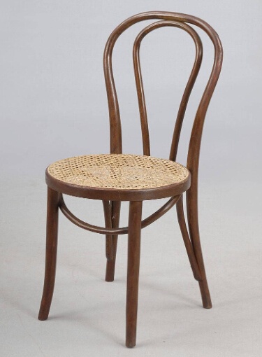 第⼀一把运⽤用复合材料量产化的椅⼦子