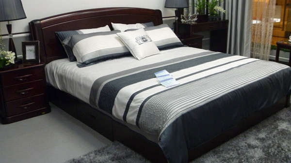 卧室床具如何选择 实木床PK板式床