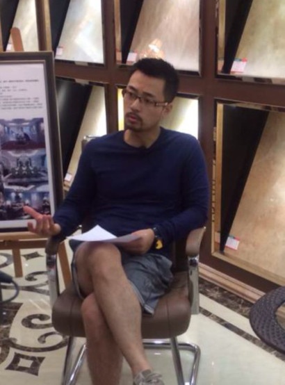 设计师总监杨振兴接受新浪家居记者采访