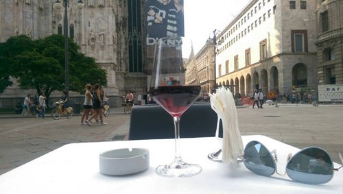 购物之余，品一杯红酒，欣赏米兰街景