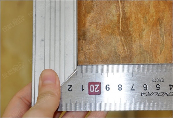 法恩莎瓷砖意大利洞石直角度测量