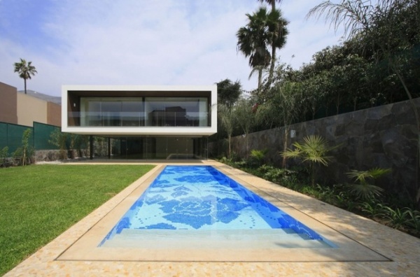 自然环保的现代两层别墅 玻璃装修尽享自然美景