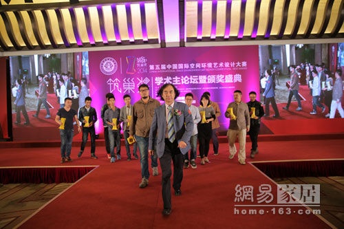 北京清尚建筑装饰工程有限公司董事长吴晞陪伴获奖设计师从T台走向公众