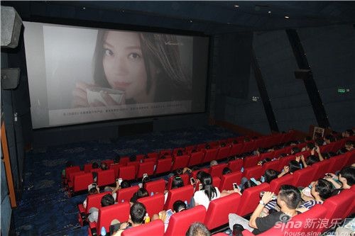 电影开场前，观众欣赏赵薇演绎的万和广告大片