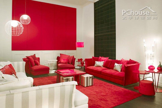 红色沙发为会客区添喜庆