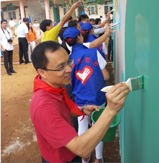 立邦中国工程事业部总经理特助谢志和与志愿者们一起为孩子们亲手彩绘外墙