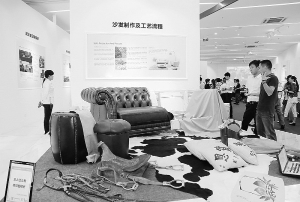 上海家具消费教育体验基地实物展示区吸引了很多消费者驻足观看