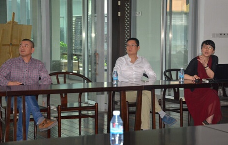 中间：公司董事长徐伟；左一：副总经理杨旭峰；右一：市场部经理吴舒文；