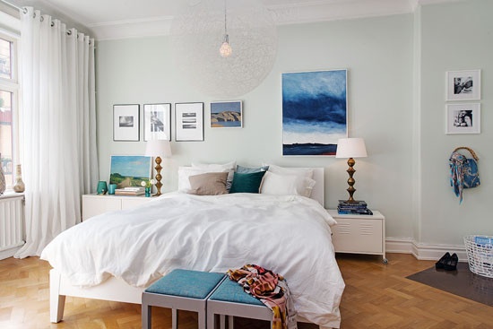 主卧室风格自然，白色的窗帘和床罩搭配天蓝的挂画和椅子，让人仿佛置身于大自然当中。