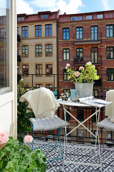 小而温馨的阳台。在这里晒晒太阳，喝喝茶，读上一本好书，无疑是一大乐事。