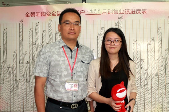 金朝阳陶瓷品牌总经理张宁（左）和市场三部主管简倩敏（右）