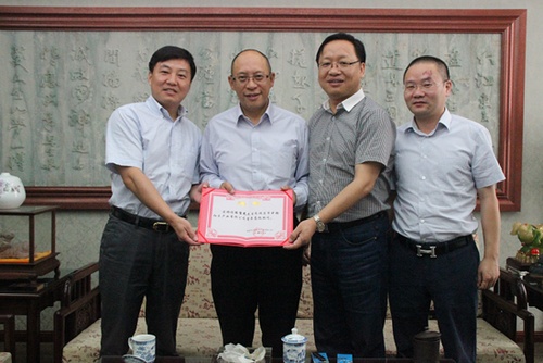 中国家具协会副理事长陈宝光(左二)接收瑞昌市委市政府的聘任书