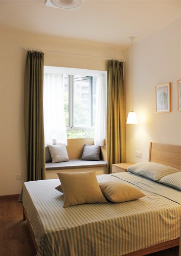 卧室也是简单清爽的路线，灰色系加横条纹的效果很不错