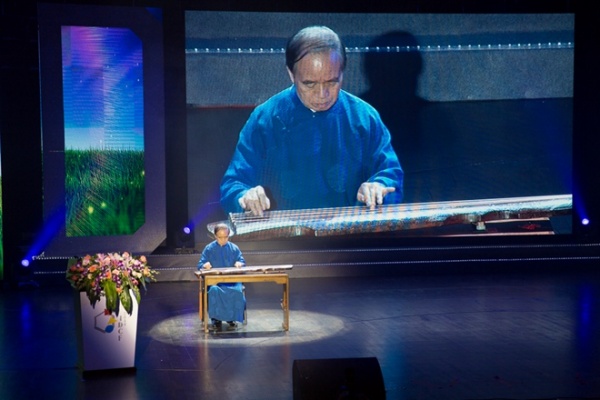 中国琴会会长、中央音乐学院教授、著名古琴演奏家李祥霆弹奏唐古琴“九霄环佩”为IDCF2014颁奖盛典助兴。