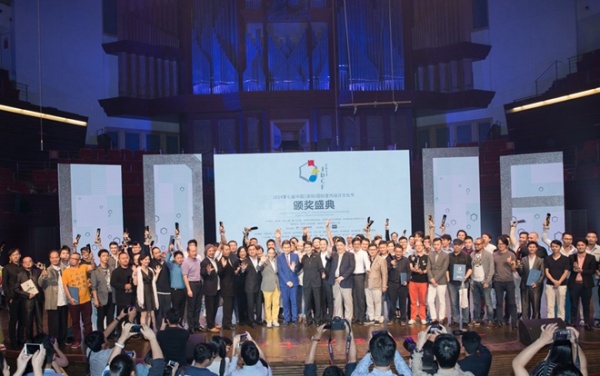 IDCF2014颁奖盛典，嘉宾与获奖设计师、设计机构合影留念