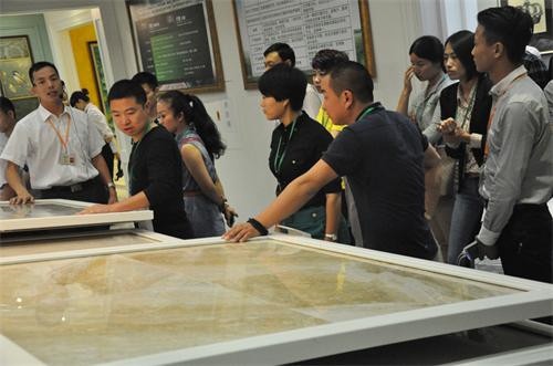 芒果瓷砖副总经理兼生产总监徐华军为嘉宾们做产品解读