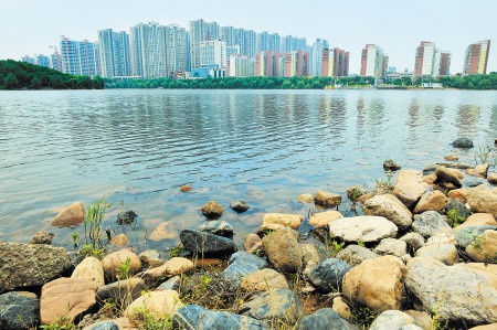 城市的扩容带来了新的市场需求和发展机遇。图为河西斑马湖美景。