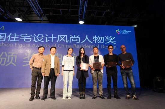 柳江修（左二）、程子亮（左一）为获奖者颁奖