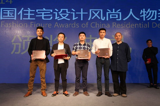 吴宗敏（前排右一）为获奖者颁奖