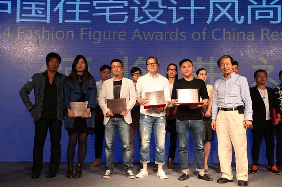 王传顺（前排右一）、潘功（左一）为获奖者颁奖