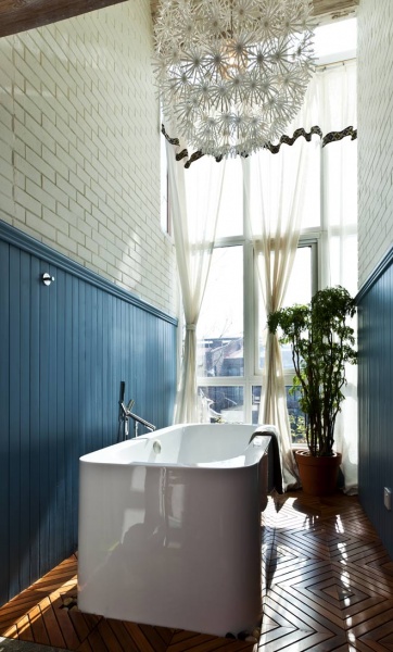 墙面是白色涂料覆盖的砖和海蓝色的木墙裙，这儿是地中海的日光浴房