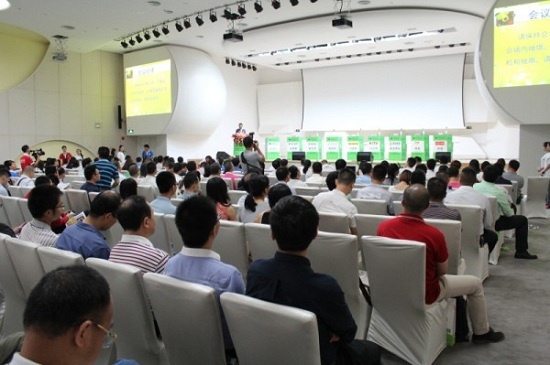 “绿色环保，贴心服务”中国陶瓷砖行业高峰论坛现场