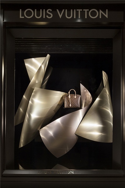 建筑大师Frank Gehry为LV设计橱窗：将雕塑搭进橱窗里