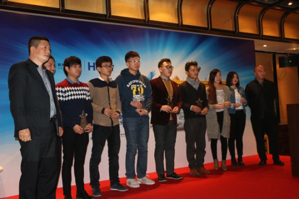 北京赛区优势作品奖的获得者与颁奖嘉宾合影