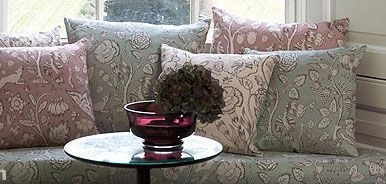 印染效果的花卉昆虫图案让靠垫显得更加复古尤其作为英伦田园风格的客厅复古的元素会显得更加贴切和吸引人