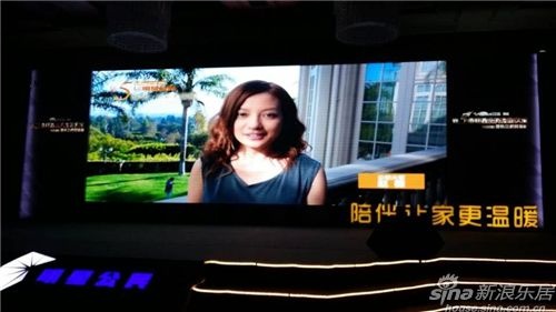本届明星公民公益形象大使赵薇，因在美国拍摄新片，特录制VCR，呼吁大家多陪伴家人