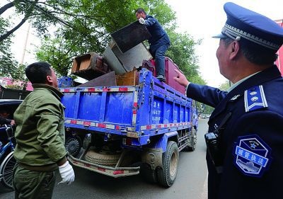 清理出的废旧家具被装车拉走