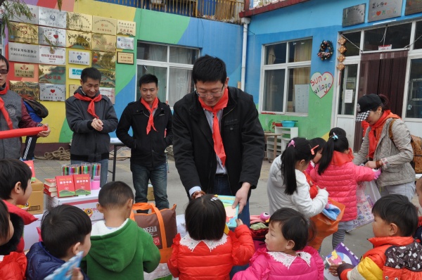 圣劳伦斯副总经理杨光给孩子们分发字典、铅笔等学习用品