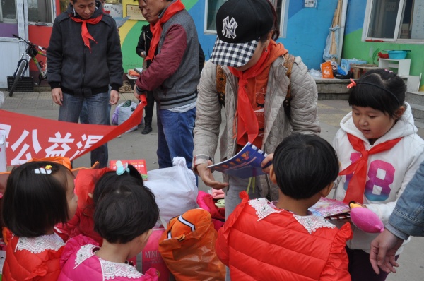 新浪家居华北区总经理董凯飞为孩子们送上棉衣、玩具