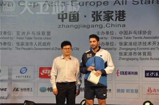 图说：大卫地板董事长蒋卫先生（图左）作为赞助企业代表为本次比赛最受欢迎的欧洲运动员吉奥尼斯颁发了奖项