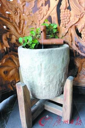 真正石缸与竹做的流水摆件。