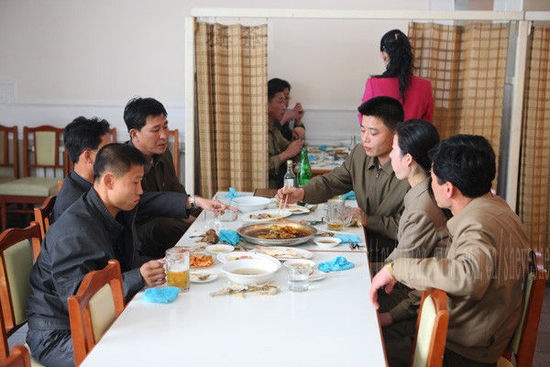 餐桌是朝鲜家庭圣地：每人每天定食八两