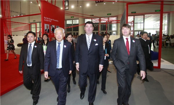 厦门市领导与红点机构首脑巡视2014“红点在中国”设计大展
