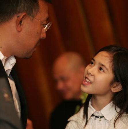 姜文带着女儿出席活动,女儿再次曝光,已经初具美人坯子,让媒体惊艳于