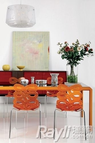 橘色餐桌和餐椅增进食欲又温暖